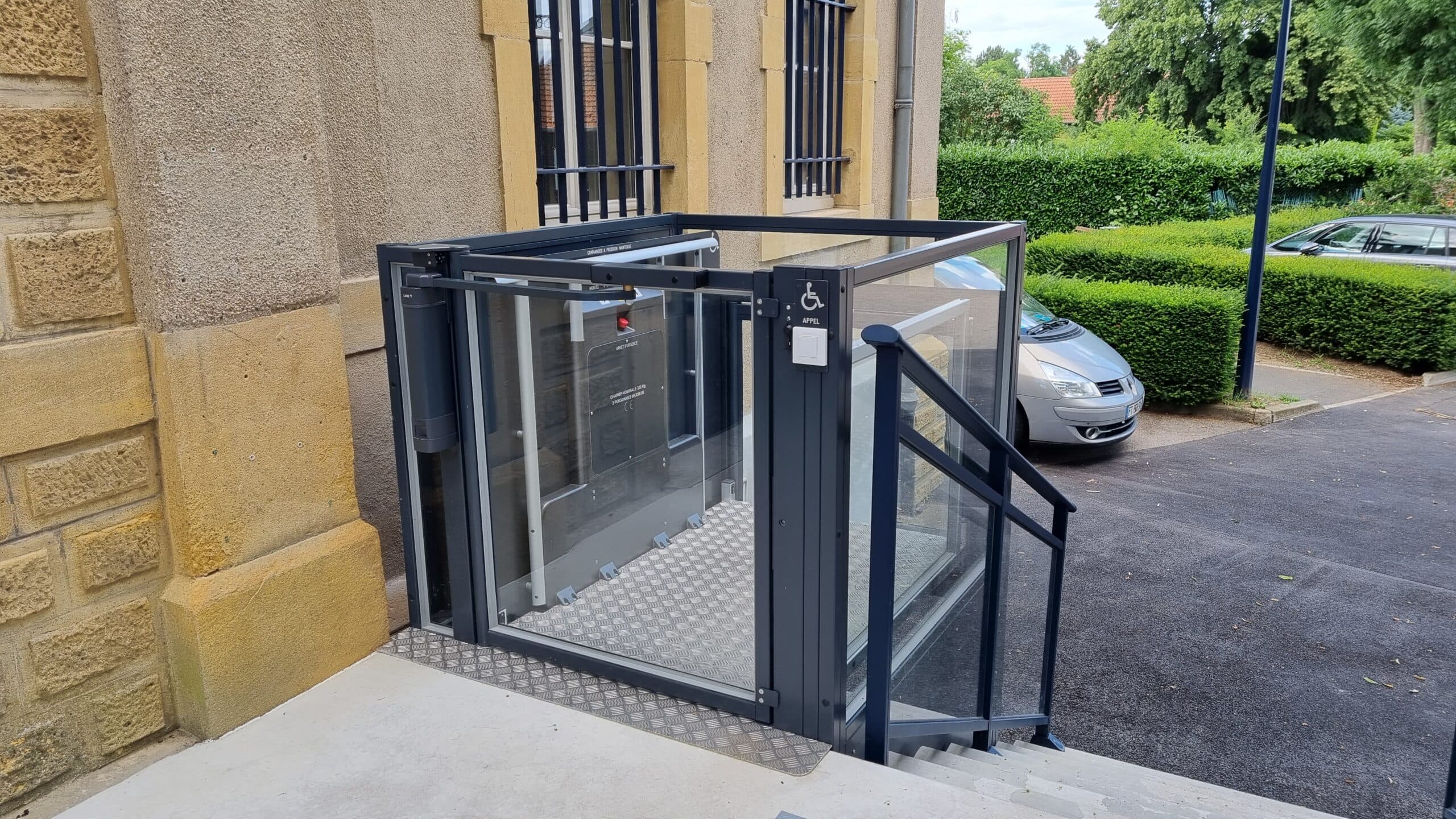 Elevateur pour personnes a mobilite reduite AEA PAV