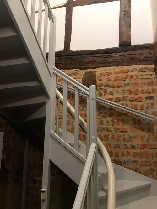 Rail de siège monte escalier Handicare fixé sur les marches