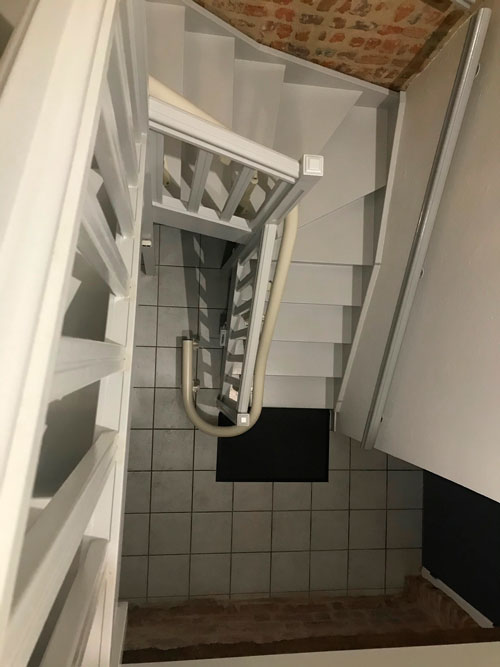 Installation d'un siège monte escalier dans un escalier courbe, étroit dans l'AIN