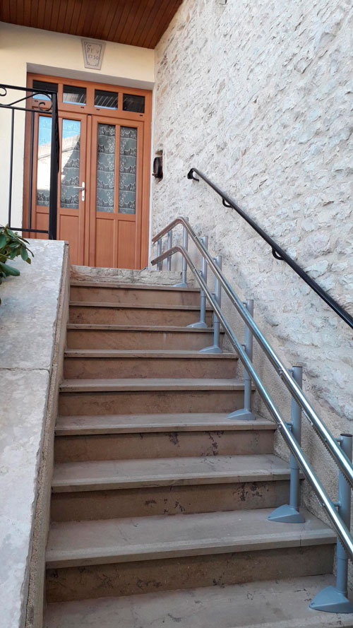 Siège monte escalier extérieur : rails galvanisés pour résister aux intempéries