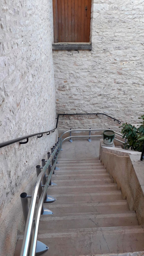 Siège monte-escaliers double rails. rails fixés sur les marches