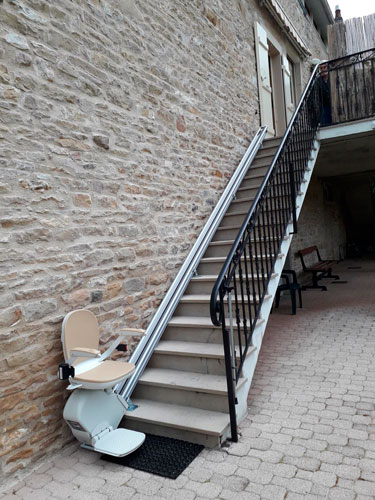 Siège monte escaliers extérieur Acorn conçu pour résister aux intempéries
