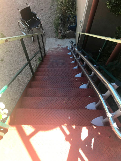 Siège monte-escalier extérieur dans l'Ain - Double rail, fixation sur les marches