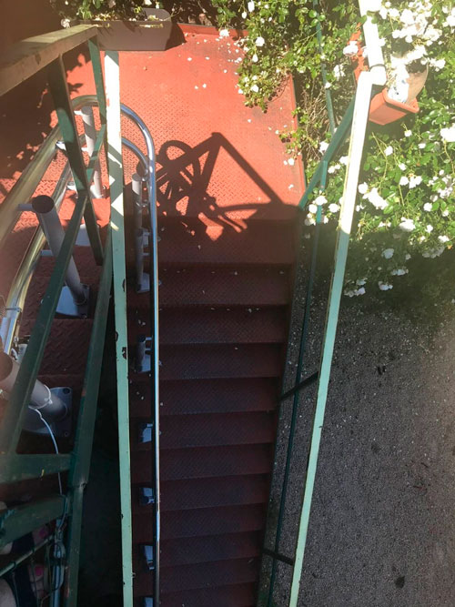 Double rail de siège monte-escalier dans un escalier tournant extérieur