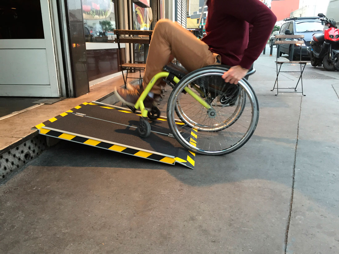 Rampe amovible reppliable pour personne à mobilité réduite