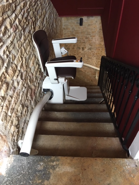 Siège monte-escalier installé en région Lyonnaise par Aratal Attractive Mobility