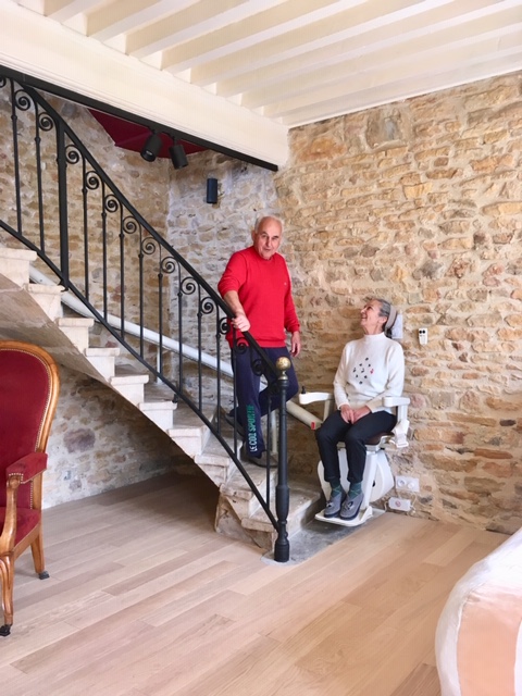 Siège monte-escalier en démonstration dans le showroom de Aratal Attractive Mobility à Charnay-Lès-Mâcon (71)