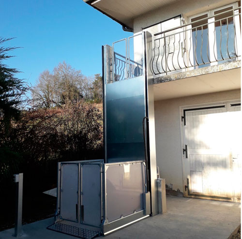 Plateforme élévatrice extérieure traitée anti-corrosion dans la Loire (42) -Plateforme élévatrice verticale extérieure avec structure portante fixe. Conforme Directive Machine 2006 /42/CE