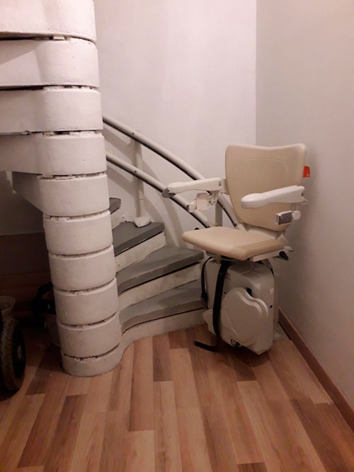 Siège monte-escalier installé dans la Nièvre (58) Aratal Attractive Mobility
