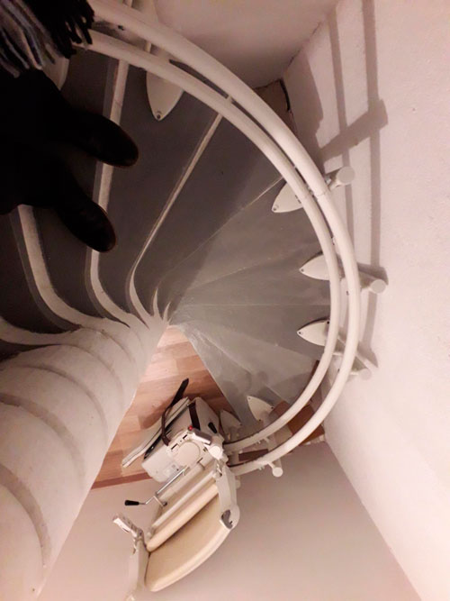 Siège monte-escalier du fabricant Handicare installé dans la Nièvre (58) par Aratal Attractive Mobility