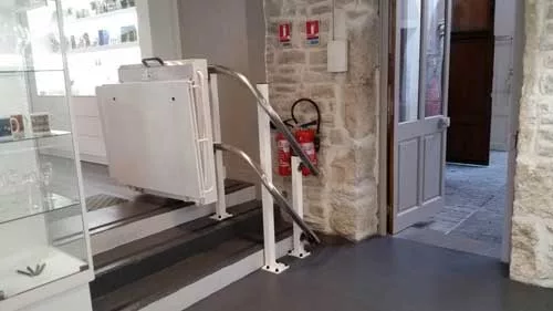 Installation d'une plateforme élévatrice sur escalier PMR à Beaune (21)