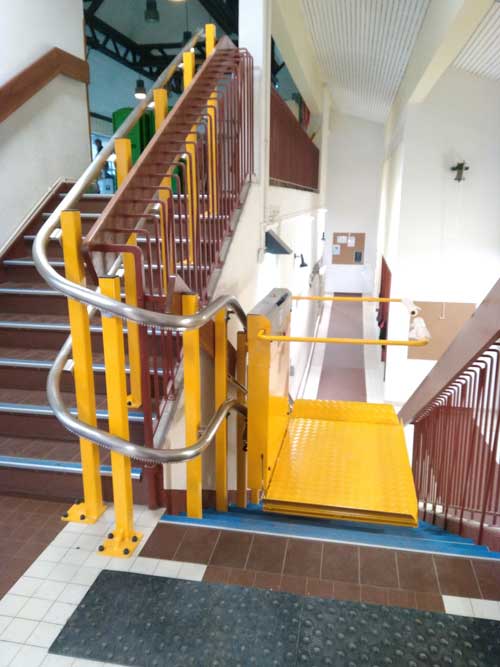 Installation d'une plateforme élévatrice PMR dans une école à Perrecy-Les-Forges (71)