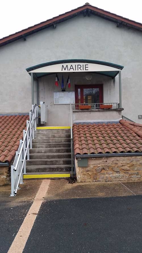 Bourgvilain (71) Mairie - Plateforme élévatrice oblique PMR sur escalier