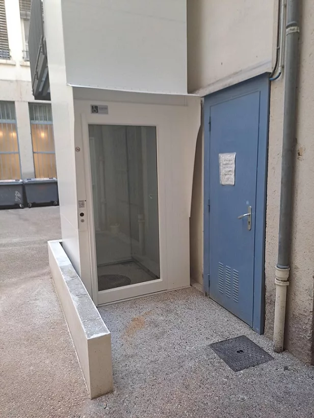 Elévateur PMR extérieur dans une copropriété à Lyon.