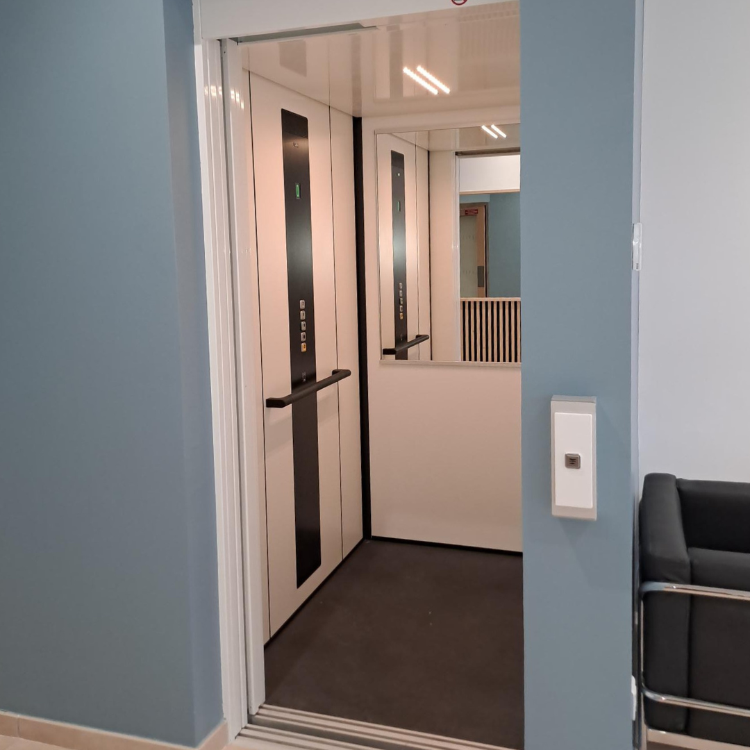 Elévateur PMR cabine CIBES C1 Pure installé à Lyon (69)